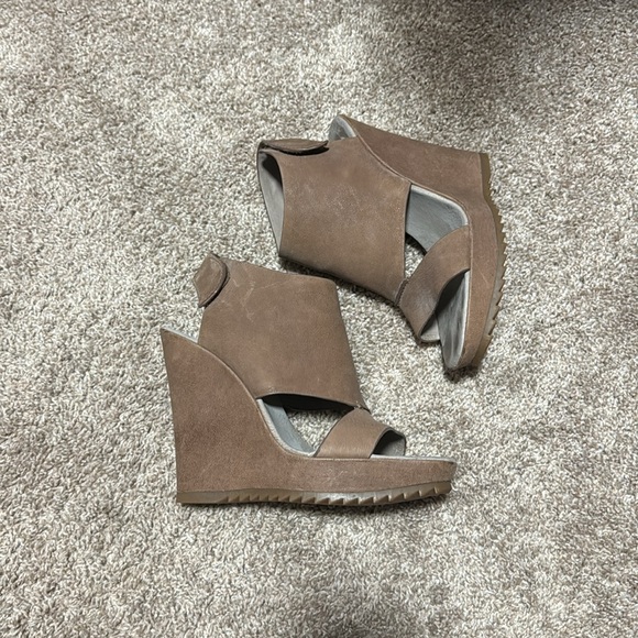 Heels - Picture 2 of 5